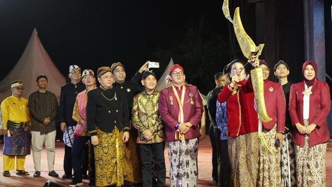 Kirab Gunungan dan Tari Kolosal Meriahkan Pembukaan Singkawang Grebeg Suro 2026
