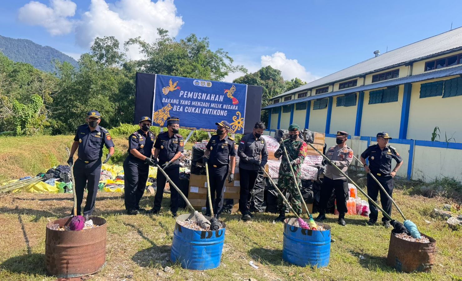 Ratusan Ribu Batang Rokok Lenyap dalam Pemusnahan Barang Ilegal di Lapangan Pembakaran Entikong