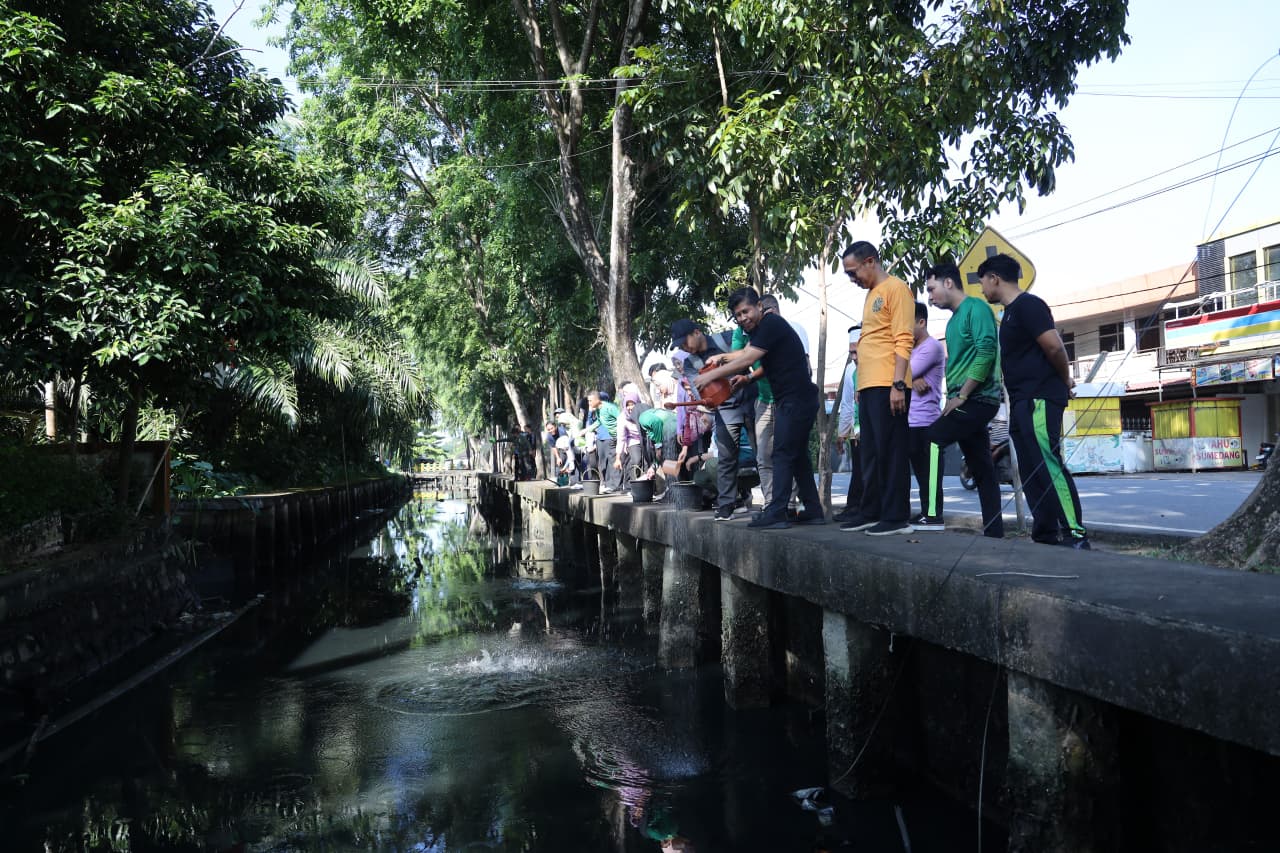 DLH Kota Pontianak Uji Coba Penaburan Eco Enzym di Parit Guna Kurangi Bau