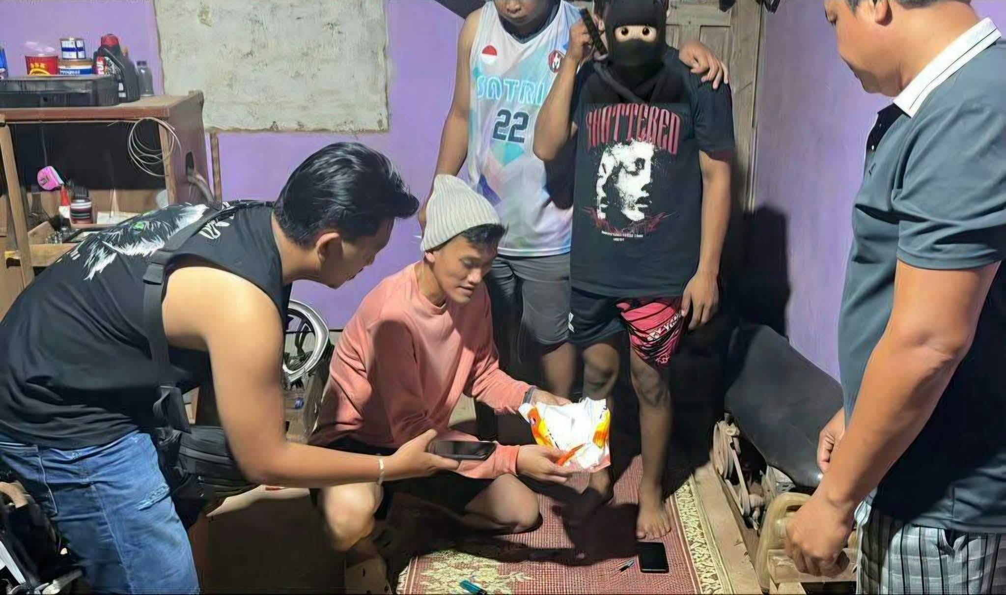 Polsek Marau Ringkus Dua Tersangka Pengedar Sabu di Ketapang Dalam Semalam