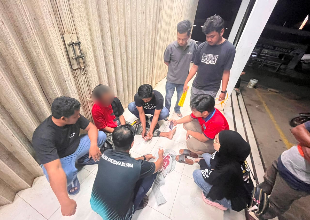 Polsek Sekayam Tangkap Pengedar Sabu di Depan Minimarket Balai Karangan
