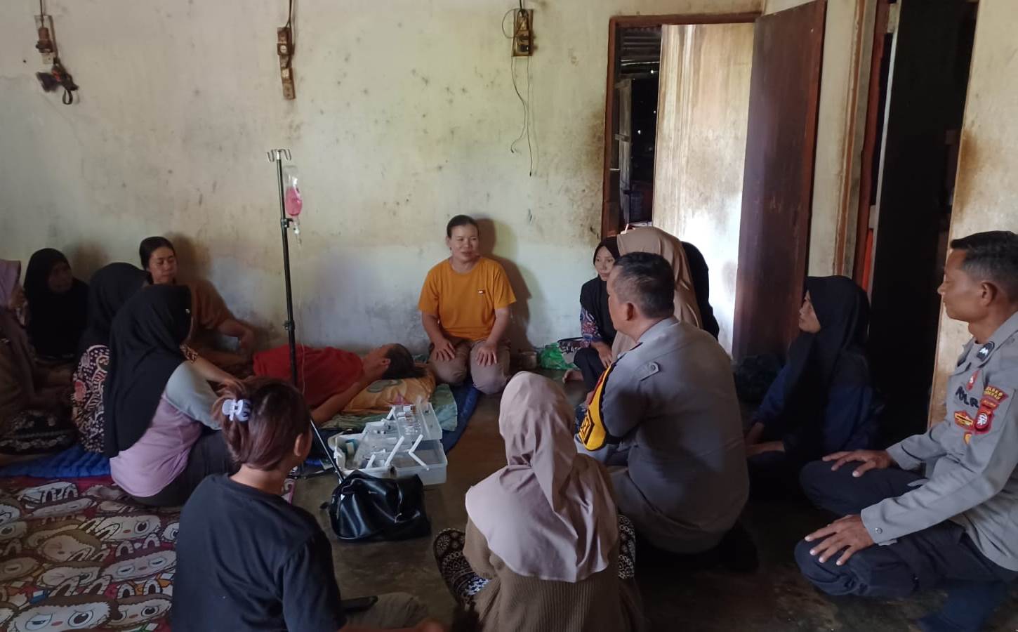 Tiga Hari Hilang di Kebun Karet Warga Parindu Ditemukan Selamat dalam Kondisi Lemas