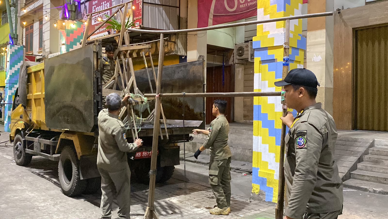 Pemkot Pontianak Lakukan Penertiban PKL Jalan Asahan Sediakan Kios Relokasi Resmi