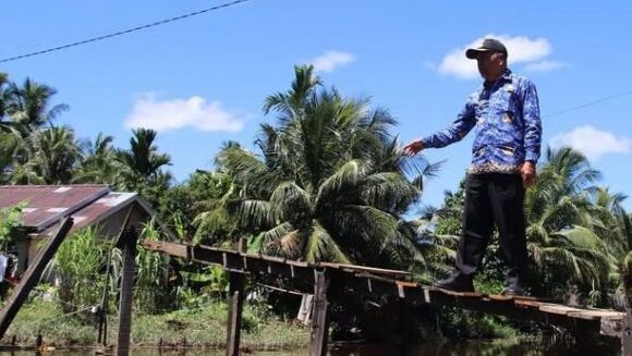 Siapkan Akses Darurat Wabup Janjikan Bangunan Permanen Jembatan Rusak di Segedong
