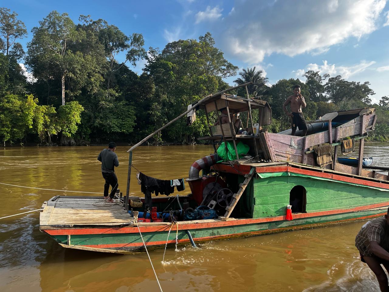 Polres Ketapang Serahkan Tersangka Kasus Tambang Ilegal di Aliran Sungai Pawan ke Kejaksaan