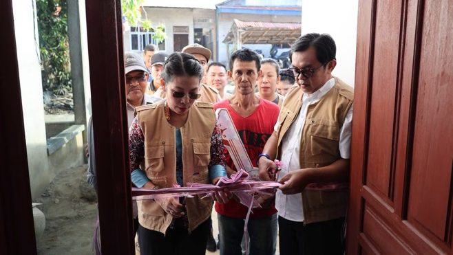 Wali Kota Tjhai Chui Mie Resmikan Tiga Unit Bantuan Rumah Layak Huni di Singkawang