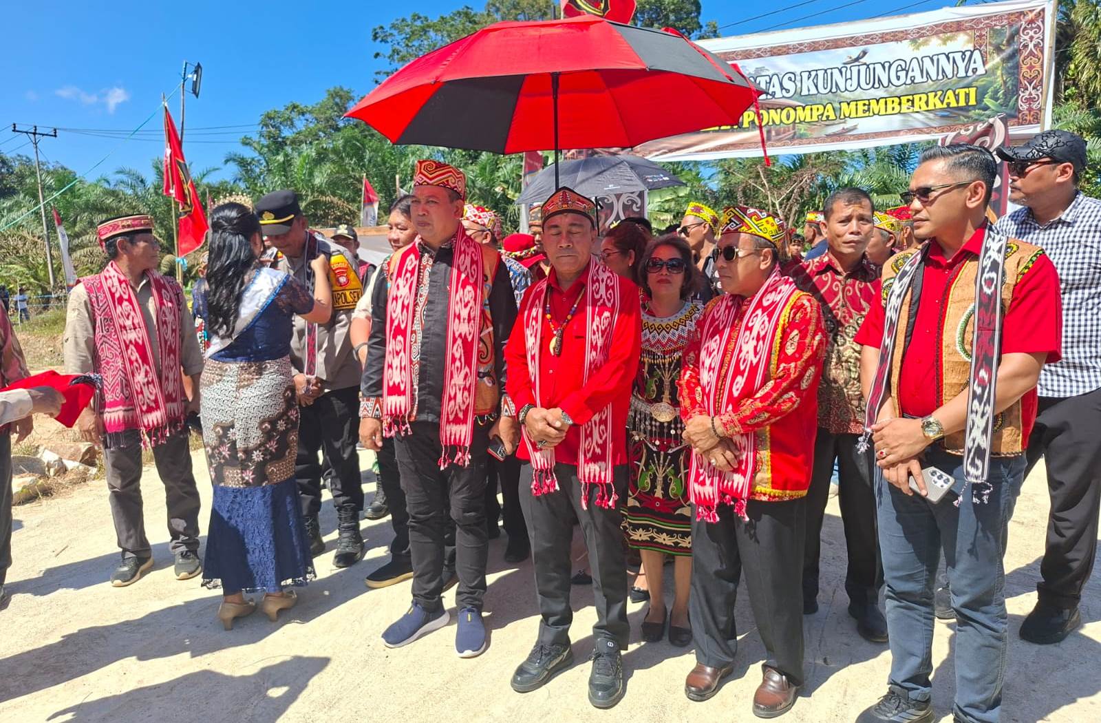 Wakil Gubernur Kalbar Resmikan Rumah Adat Dayak Roming Ompuk Domauk Panu di Parindu