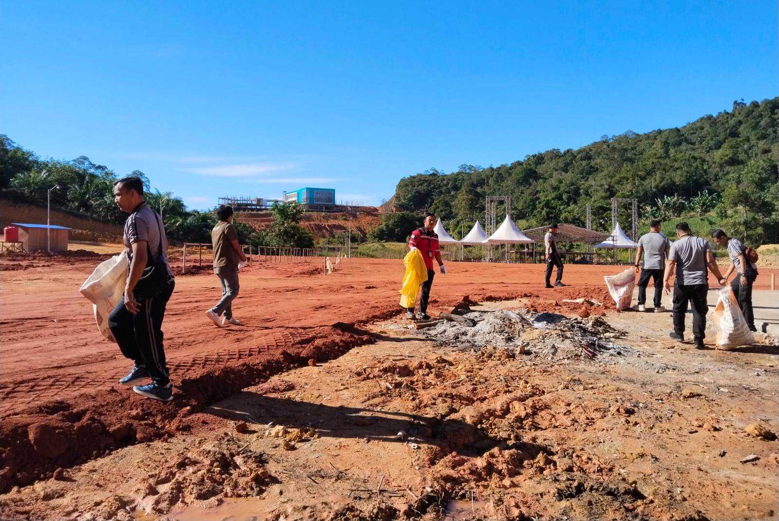 Ratusan Relawan Gotong Royong Siapkan Lokasi MTQ Kabupaten Sanggau di Tayan Hilir