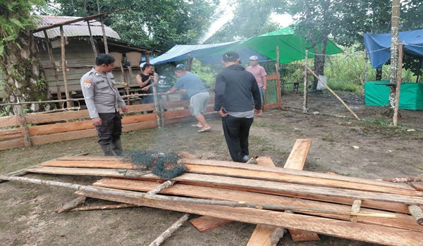Polsek Belitang Hilir Musnahkan Arena Sabung Ayam di Sekadau Berkat Laporan Warga