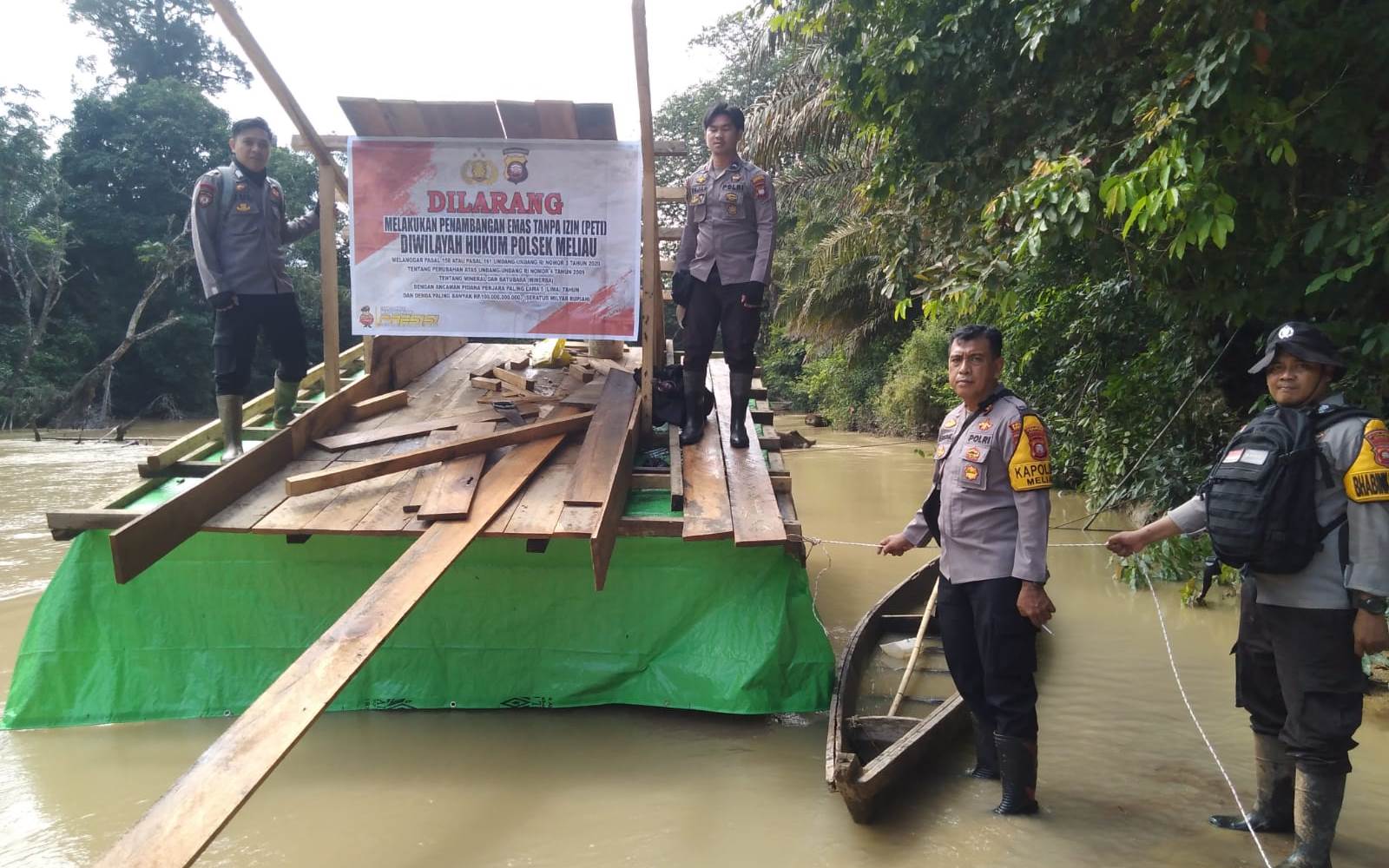 Polsek Meliau Temukan Mesin Dompeng Saat Pasang Spanduk Larangan Aktivitas Pertambangan Emas Ilegal di Sanggau