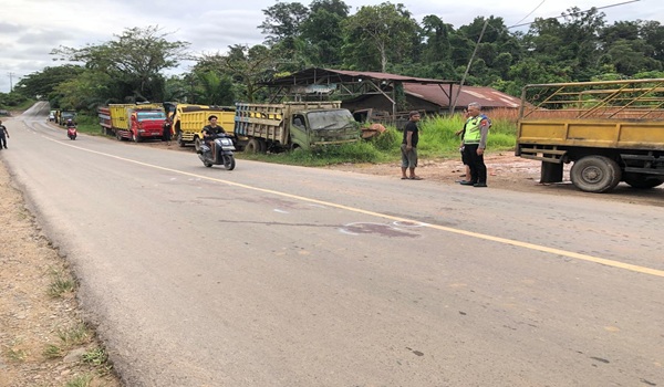 Motor Senggol Truk Mundur Polisi Tangani Kasus Kecelakaan Lalu Lintas di Sekadau