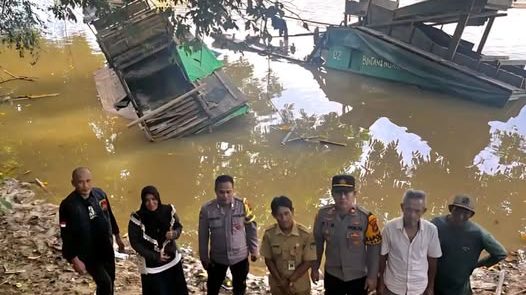 Dua Kapal Ponton Tambang Emas Ilegal di Ketapang Berhasil Ditenggelamkan Polisi