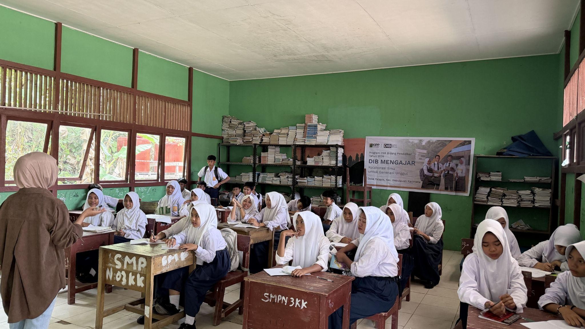 DIB Mengajar di Desa Pelapis: Program CSR Pendidikan KIPP Bantu Anak Kepulauan Kayong Utara Belajar Bahasa Inggris