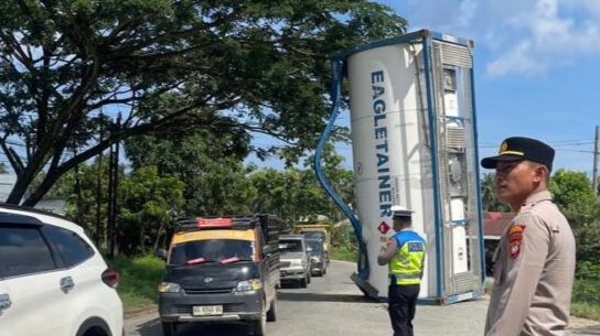Tangki 25 Ton Lepas Saat Trailer Pengangkut Bahan Kimia Hantam Lubang di Mempawah
