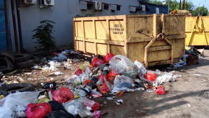 Warga Resah Tumpukan Sampah di Jalan Pendidikan Sungai Pinyuh Meluber ke Jalan