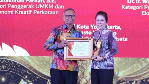 Raih Dua Kategori Wali Kota Singkawang Sukses Bawa Pulang Penghargaan Disway Top Regional Leader 2026