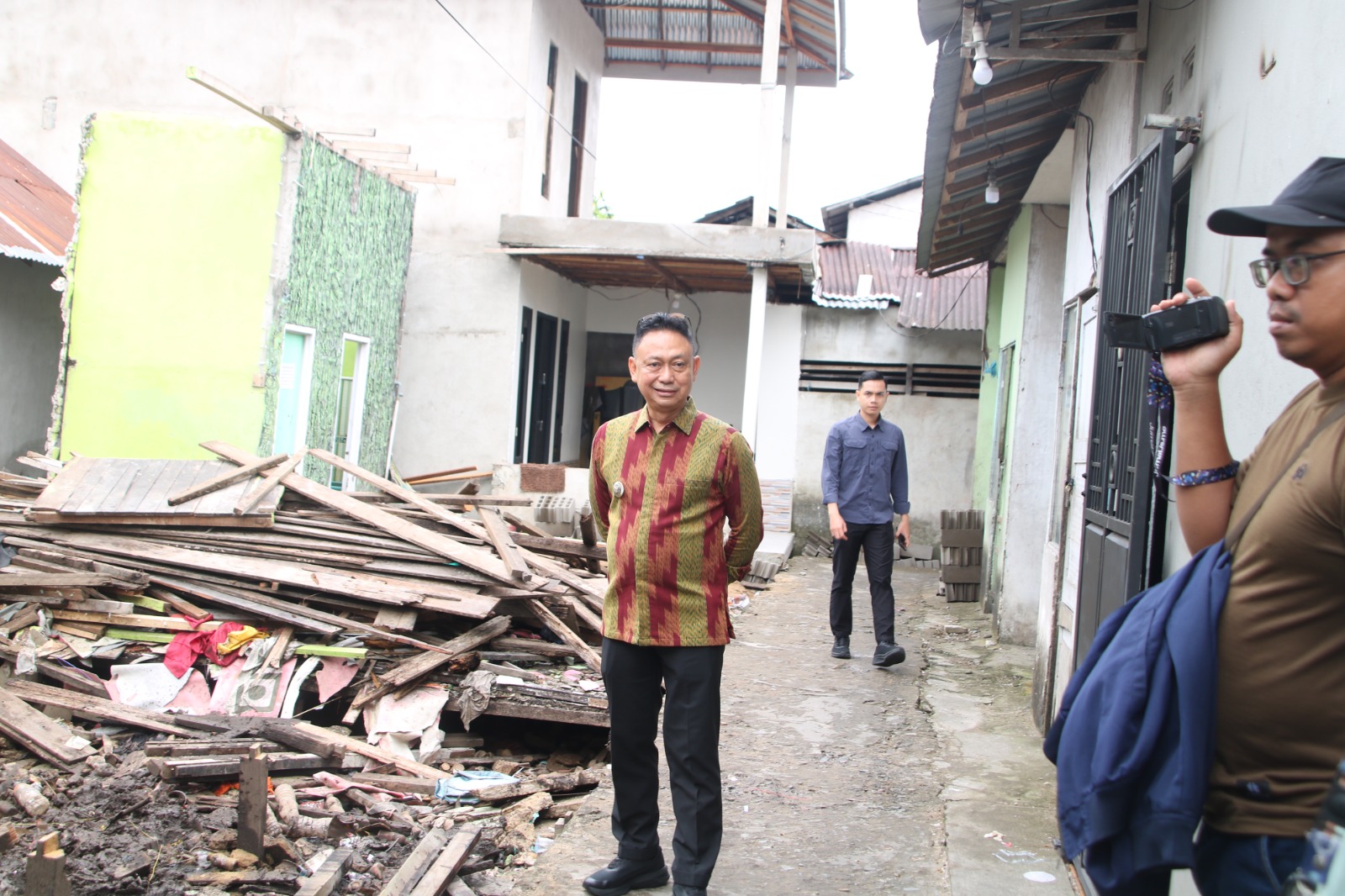 Pemkot Pontianak Salurkan Bantuan Bedah Rumah Warga Tanjung Raya I yang Nyaris Roboh