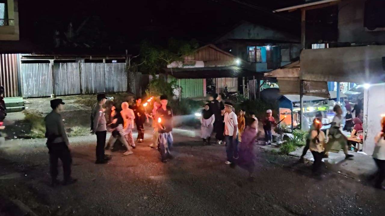 Warga Perbatasan Antusias Gelar Tradisi Pawai Obor Sambut 1 Muharram di Entikong