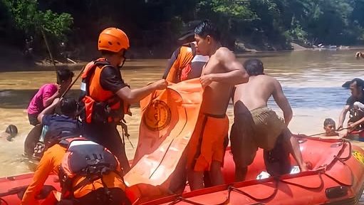 Bocah Sepuluh Tahun Tewas Usai Jatuh dari Jembatan Nahaya ke Sungai Landak
