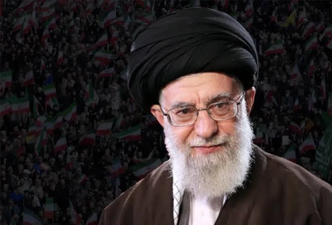 Ayatollah Ali Khamenei Dimakamkan di Kota Mashad Jumat Ini, Lautan Orang Lantunkan Doa