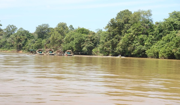 Polisi Temukan Mesin Peti Saat Cek Bantaran Sungai Sekadau yang Tercemar