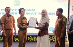 Belasan IKM Singkawang Terima Sertifikat HKI Merek Untuk Lindungi Kekayaan Intelektual