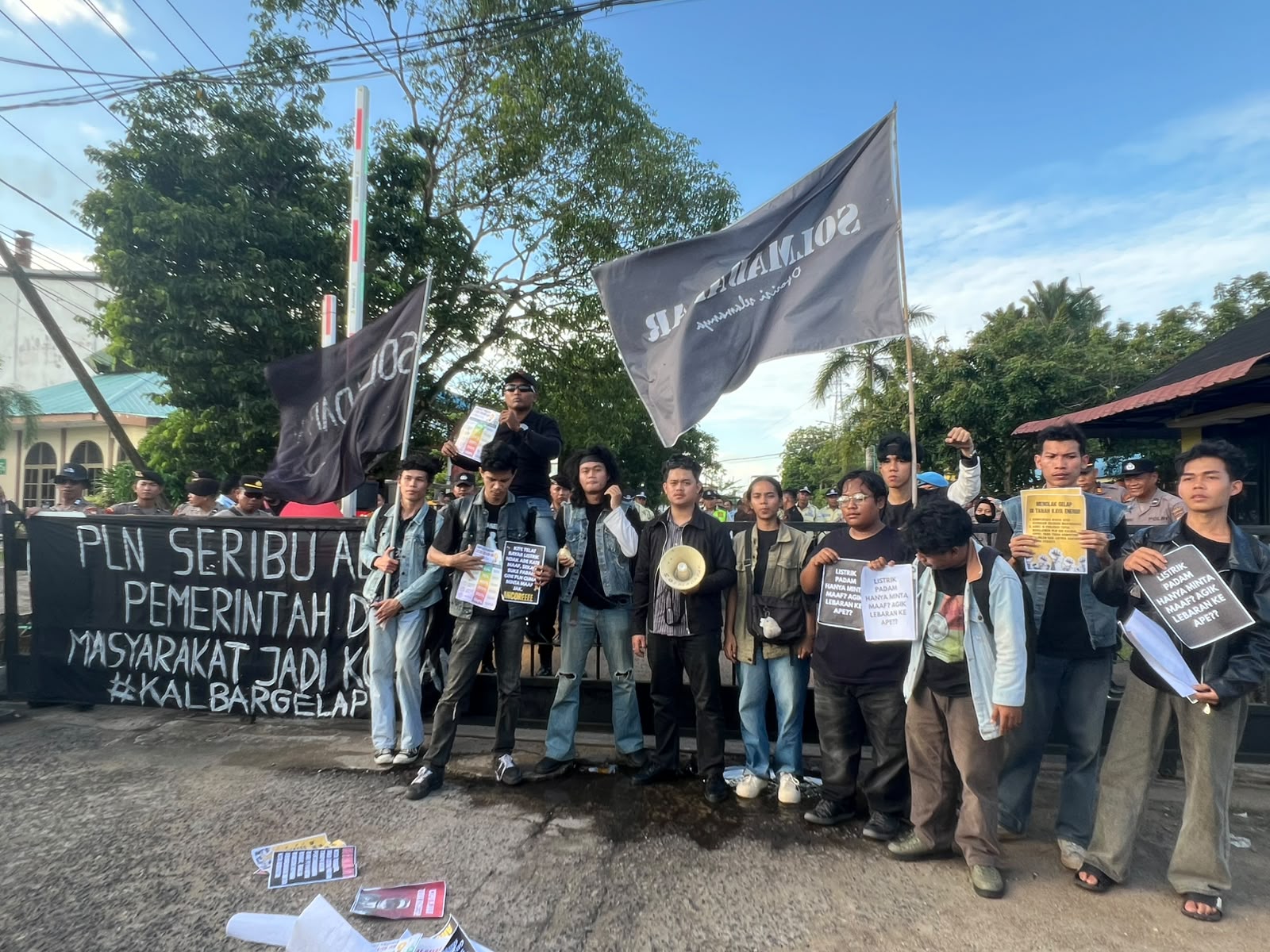 Mahasiswa Demo Kantor PLN Kubu Raya, Tuntut Kompensasi dan Evaluasi Pelayanan