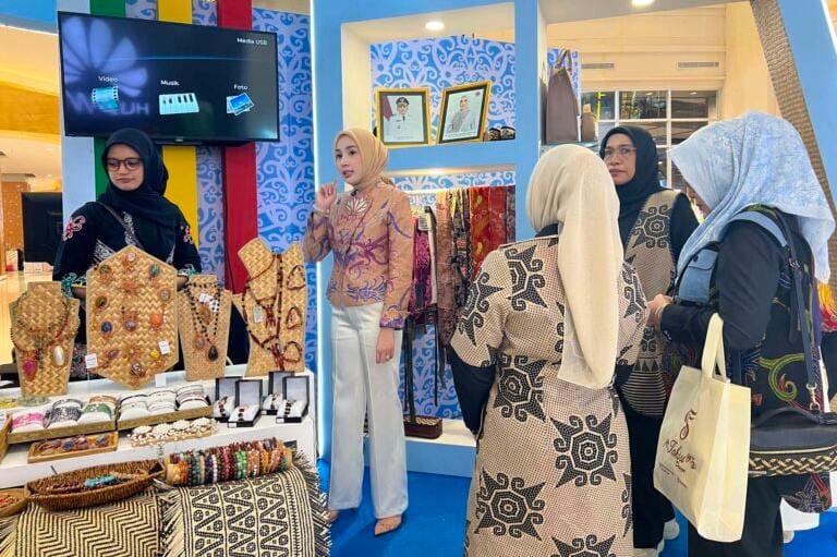Aisyah Thisia Sabran Pamerkan Produk Unggulan Kalteng di HUT ke-46 Dekranas