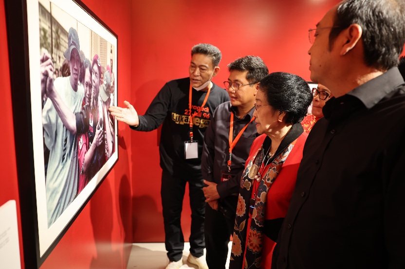 Megawati Didampingi Prananda Hadiri Pameran Foto Refleksi 30 Tahun Kudatuli