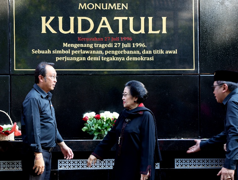 Megawati Tabur Bunga Usai Resmikan Monumen Kudatuli