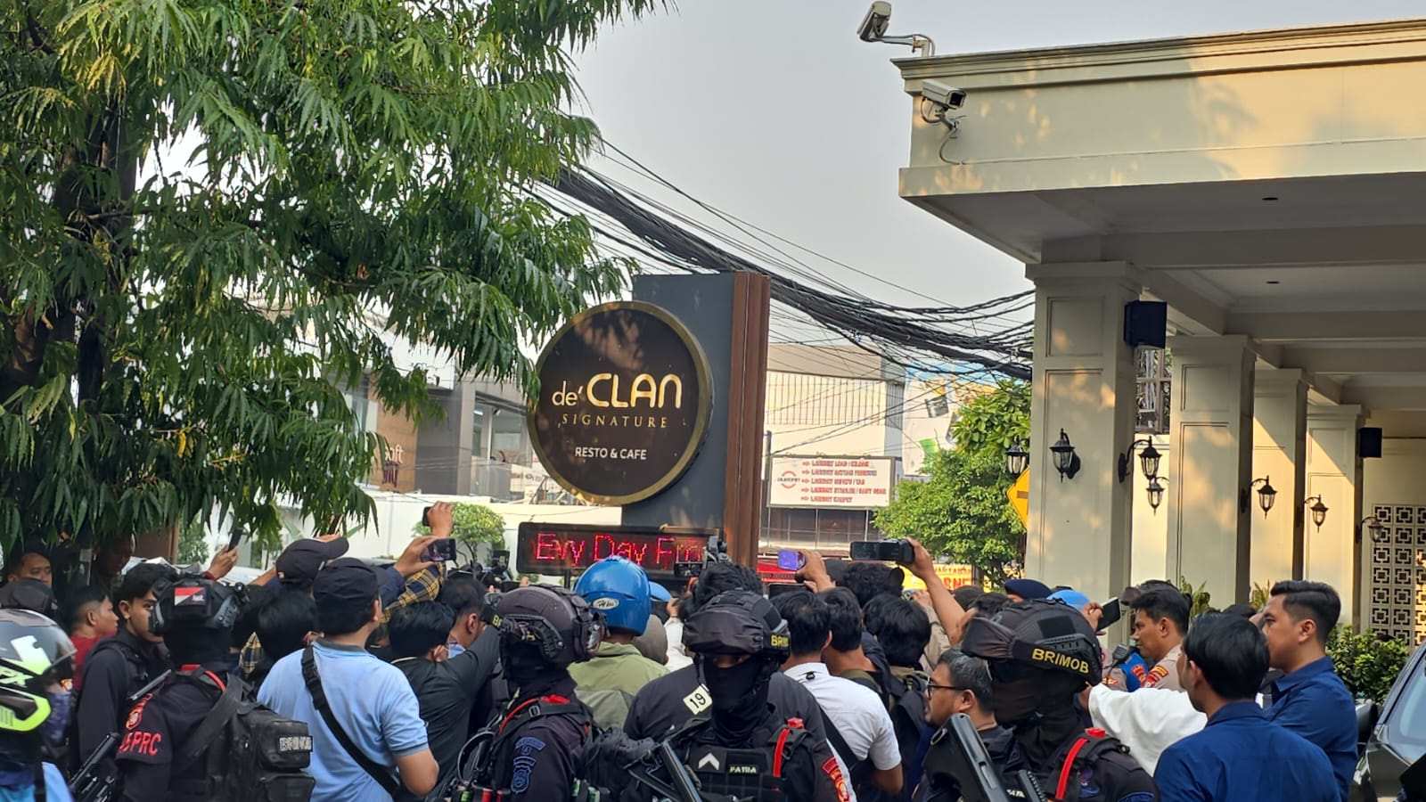 Berlakukan Status Quo Aktivitas di 2 Ruangan Kafe de'Clan Signature, Kortastipidkor Polri dan Polda Metro Jaya Temukan Dolar Amerika dan Singapura