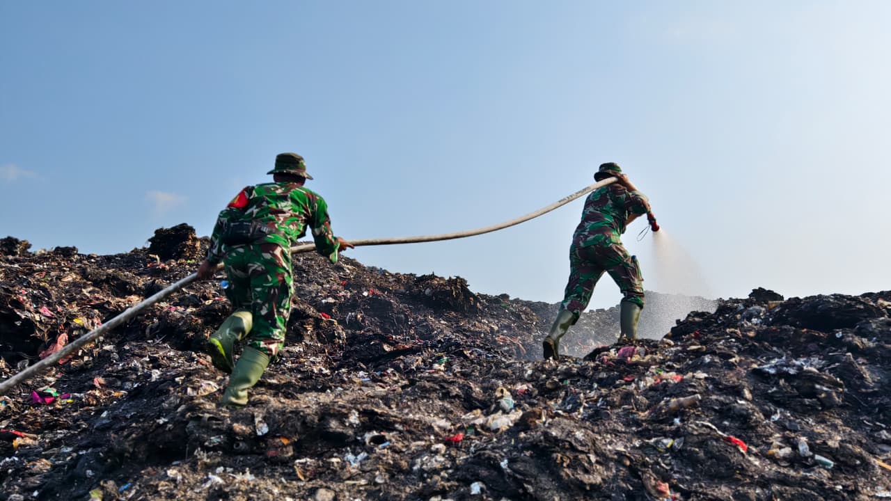 Pemadaman Kebakaran TPA Jatiwaringin Selesai Pengungsi Tinggalkan Posko Terpadu