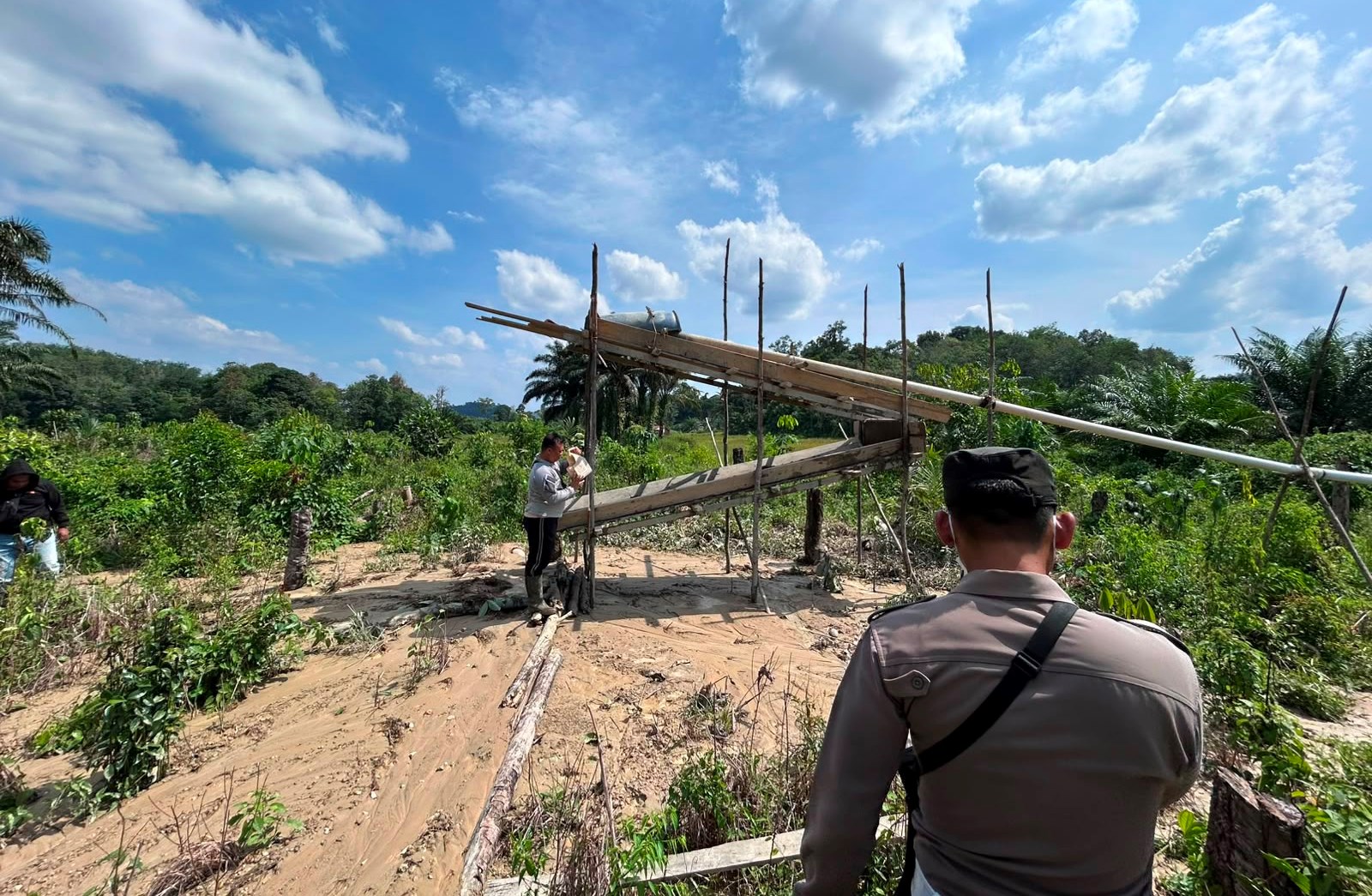 Sisir Bantaran Sungai Polisi Temukan Mesin Tambang Emas Ilegal di Tayan Hulu