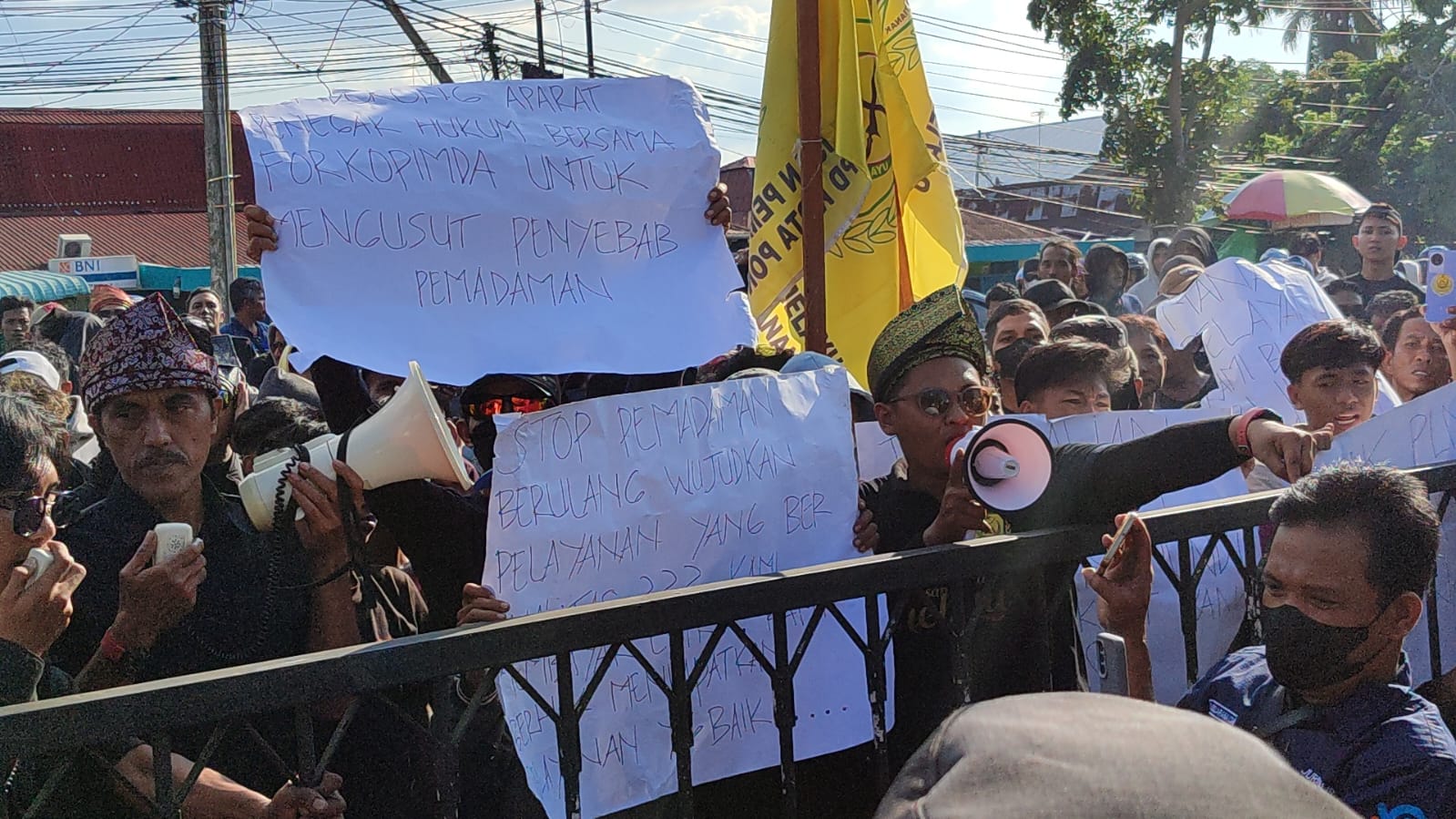 Ratusan Warga Protes PLN Kalbar Tuntut Ganti Rugi Akibat Pemadaman Listrik Bergilir