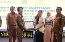 Puluhan UMKM Singkawang Terima Bantuan Keramik Lantai Guna Tingkatkan Kualitas Produksi