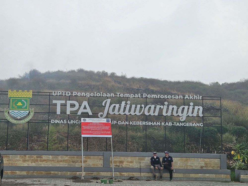 Tempat Pemprosesan Akhir Jatiwaringin Masih Terlihat Api dan Asap, BNPB: Proses Pemadaman Masih Berlangsung 45 Persen