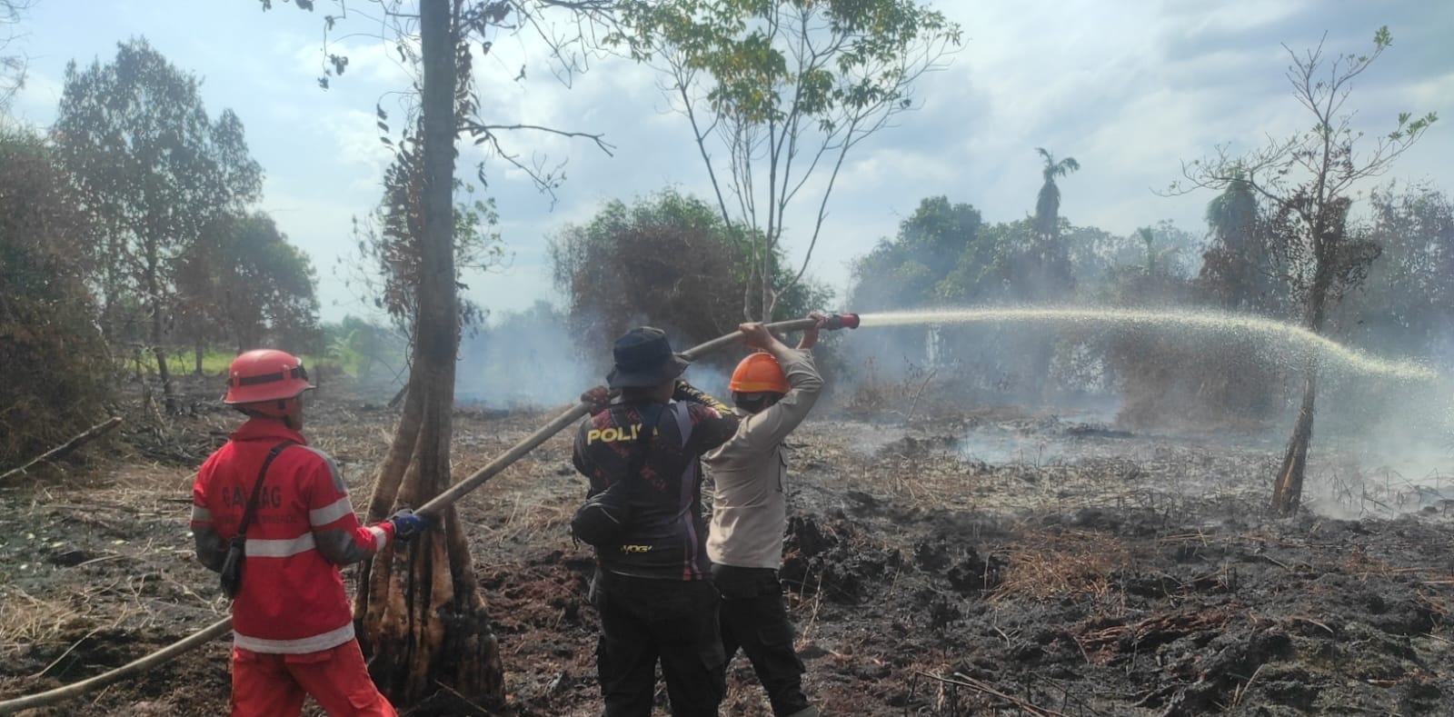 Tim Gabungan Padamkan Kebakaran Lahan Gambut di Kubu Raya yang Mendekati Permukiman Warga