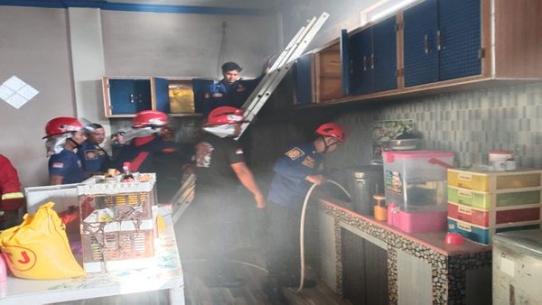 Picu Kebakaran Rumah di Sekadau Saluran Asap Tersumbat Sarang Burung Berhasil Dipadamkan Tanpa Korban Jiwa