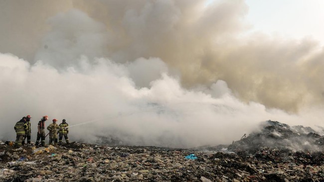 Api Belum Padam 24 Jam, Pemkab Tangerang Tetapkan Status Tanggap Darurat Kebakaran TPA Jatiwaringin