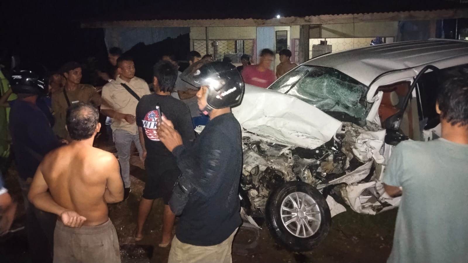 Truk Tangki Hantam Minibus dalam Kecelakaan di Tayan Hulu Kabupaten Sanggau