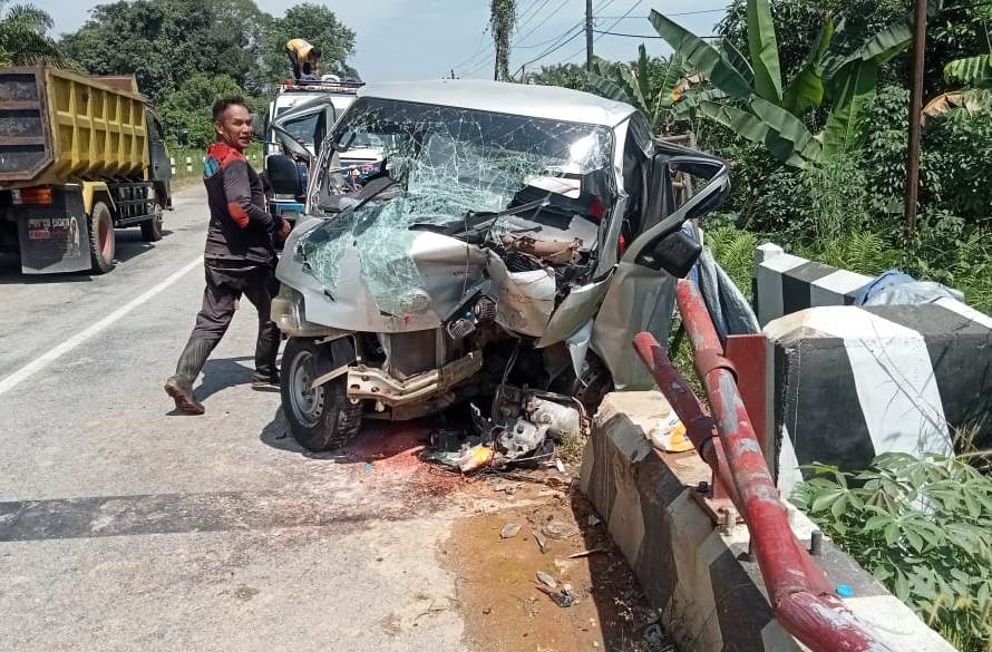 Tiga Orang Terluka Usai Mobil Pengangkut Pupuk Alami Kecelakaan di Batang Tarang Sanggau