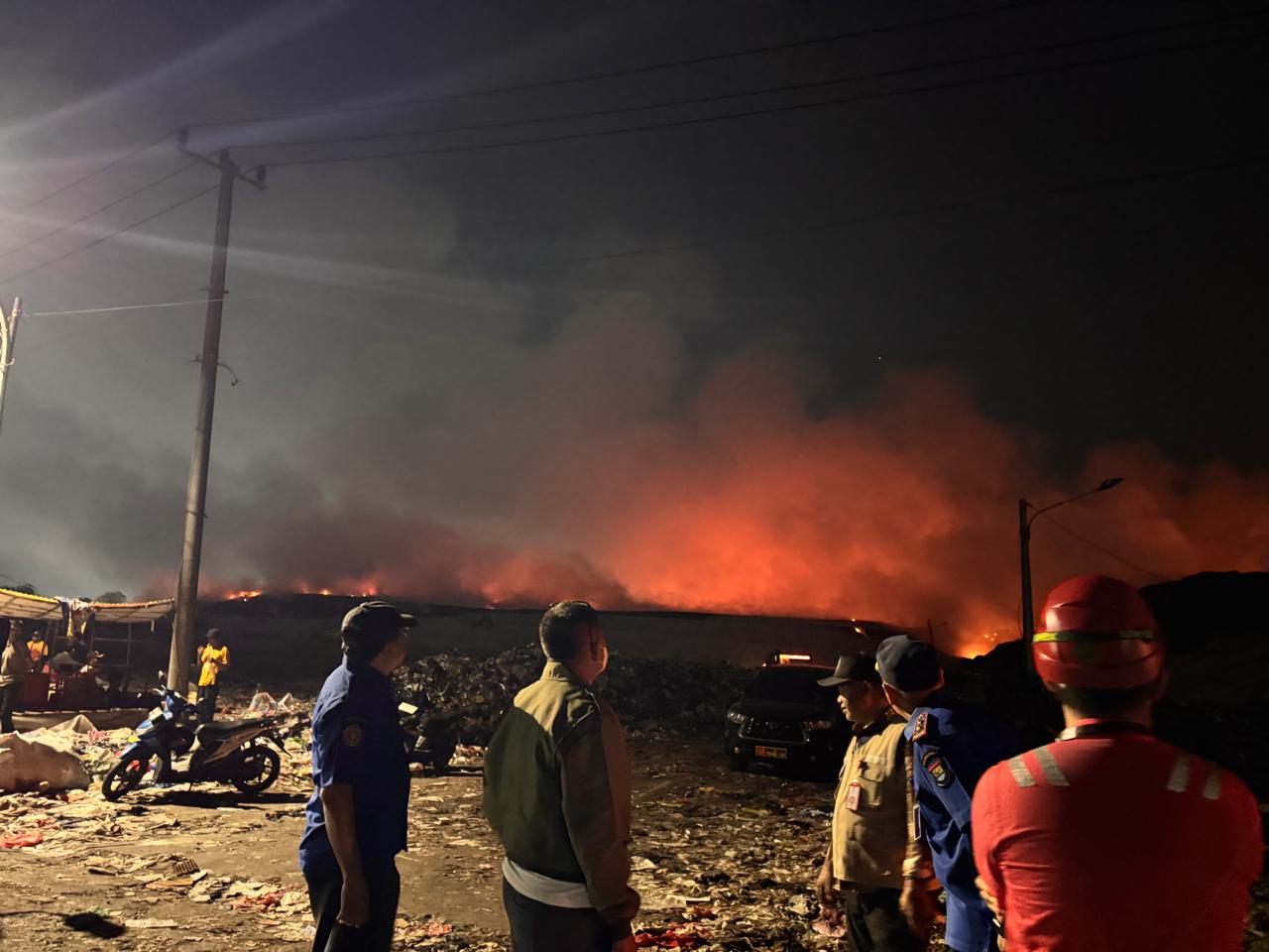 BNPB Kerahkan Helikopter Water Bombing Padamkan Kebakaran TPA Jatiwaringin Tangerang