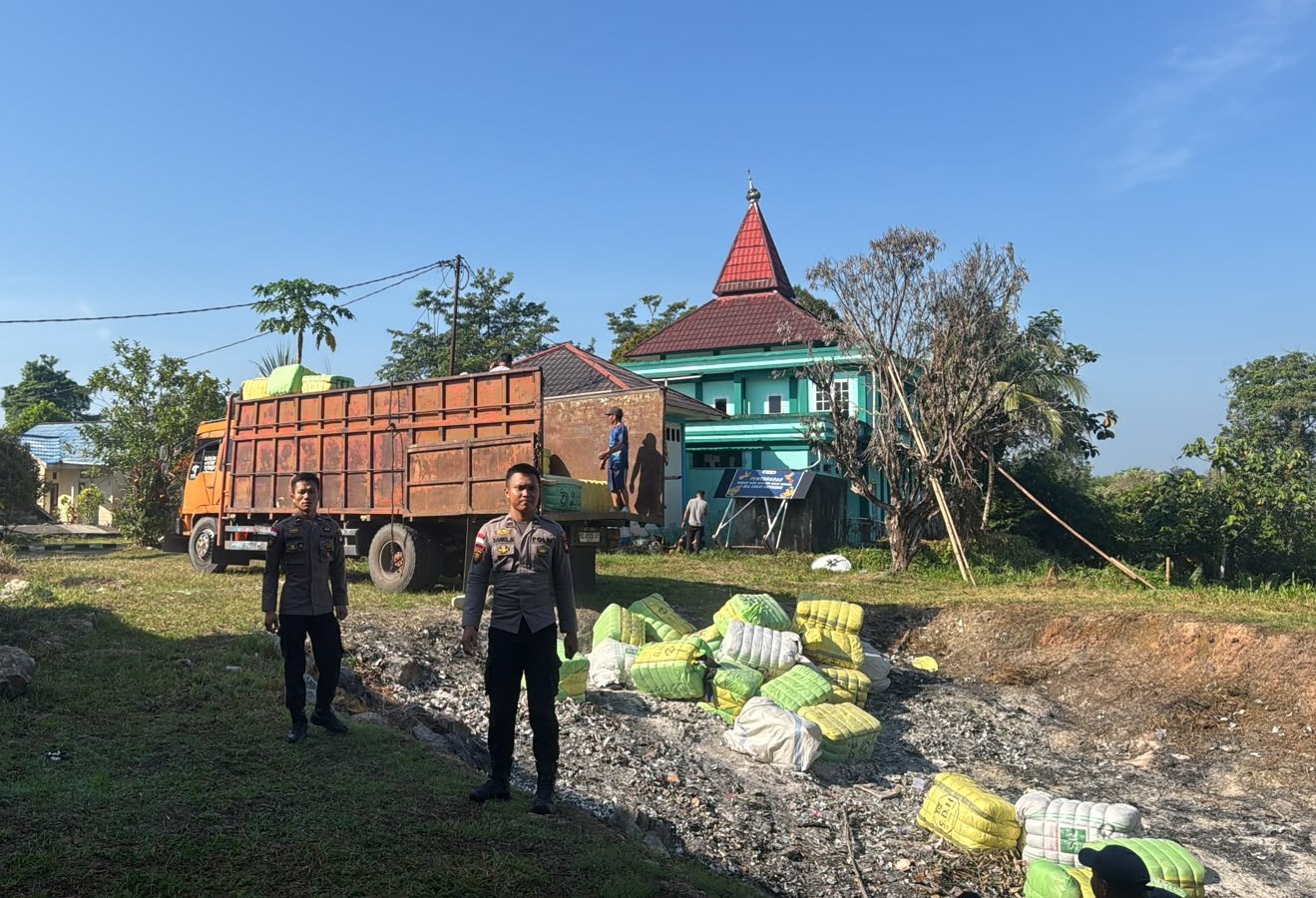 Bea Cukai Gelar Pemusnahan Barang Ilegal Ratusan Bal Pakaian Bekas di Entikong