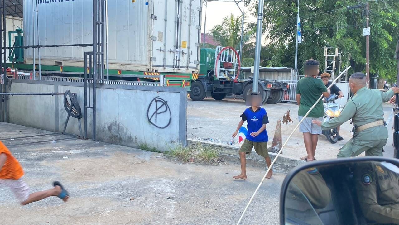 Satpol PP Sita Gelondongan Benang Dalam Razia Penertiban Layang Layang Pontianak