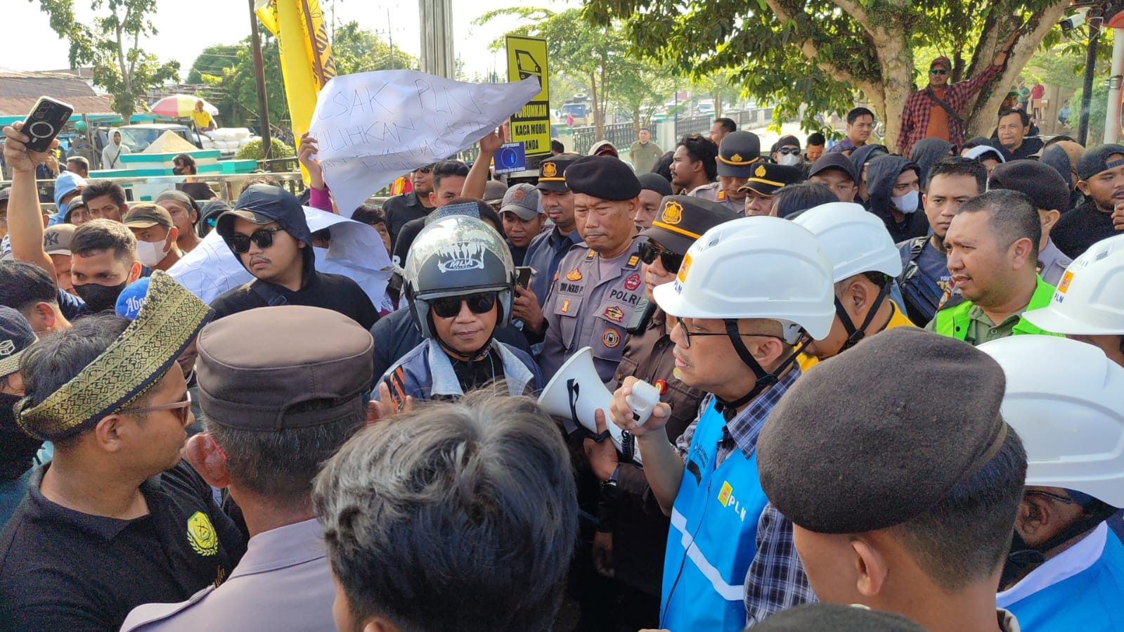 Personel Gabungan Amankan Unjuk Rasa BPM Kalbar di Kantor PLN Kubu Raya