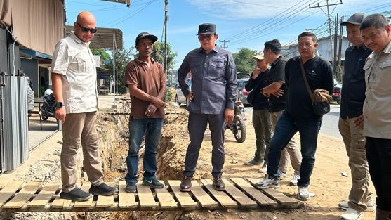 Wakil Wali Kota Singkawang Cek Langsung Proyek Pembangunan Drainase di Singkawang Usai Terima Keluhan Warga