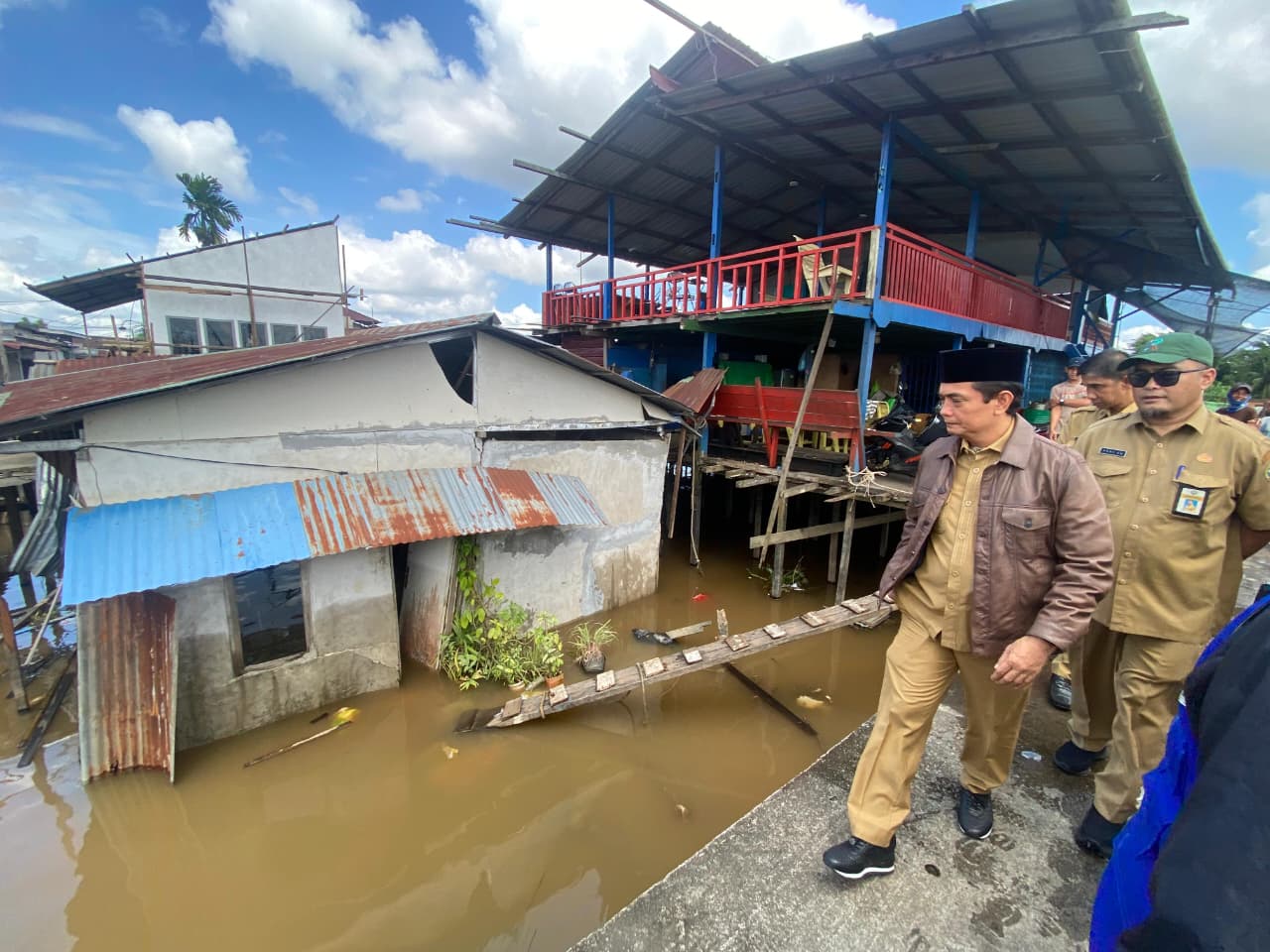 Warga Selamat dari Insiden Rumah Roboh di Pontianak Barat Saat Sedang Dengarkan Radio