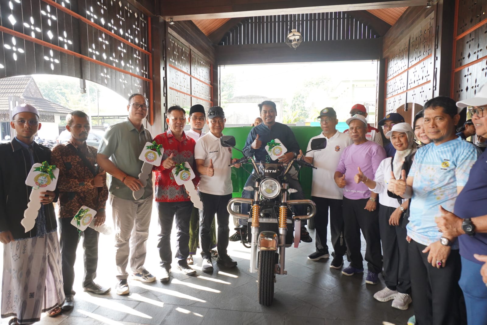 Pemkot Pontianak Salurkan 17 Kendaraan Roda Tiga Dukung Warga Kelola Sampah Lingkungan