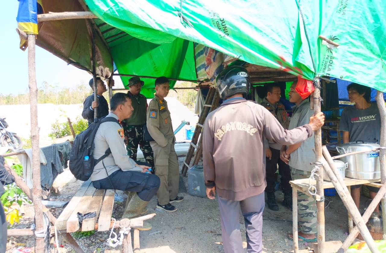 Polisi Pasang Spanduk Ancaman Penjara di Lokasi Penambangan Emas Tanpa Izin Sanggau