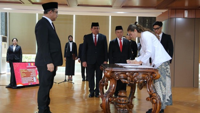 Tok! Presiden Prabowo Teken PP Baru: Tarif Naturalisasi WNA Jadi WNI Naik Jadi Rp75 Juta